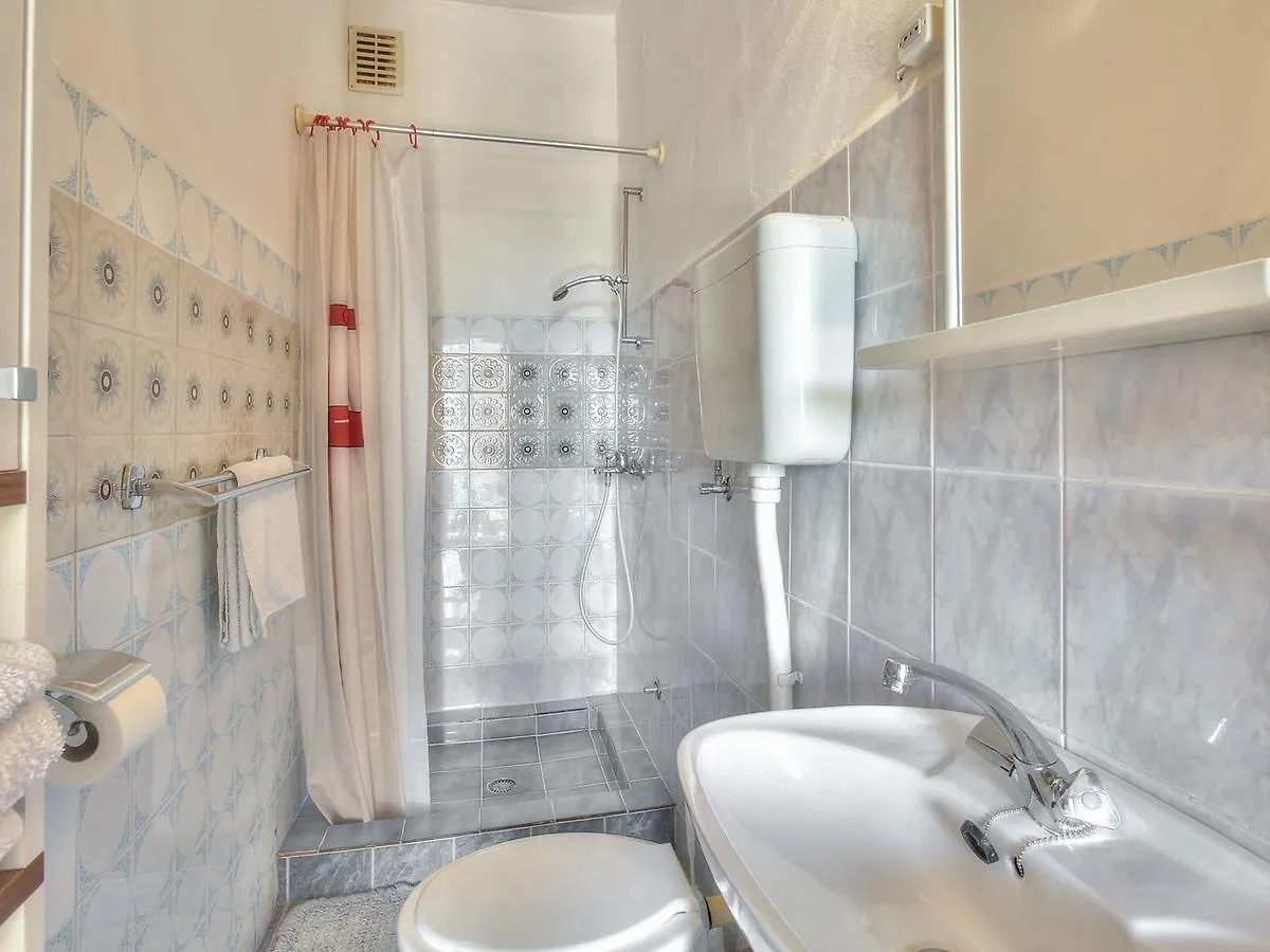 Paradinovic House With Apartments زامبراتيجا 3*,