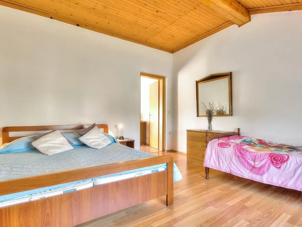 Paradinovic House With Apartments زامبراتيجا 3*,